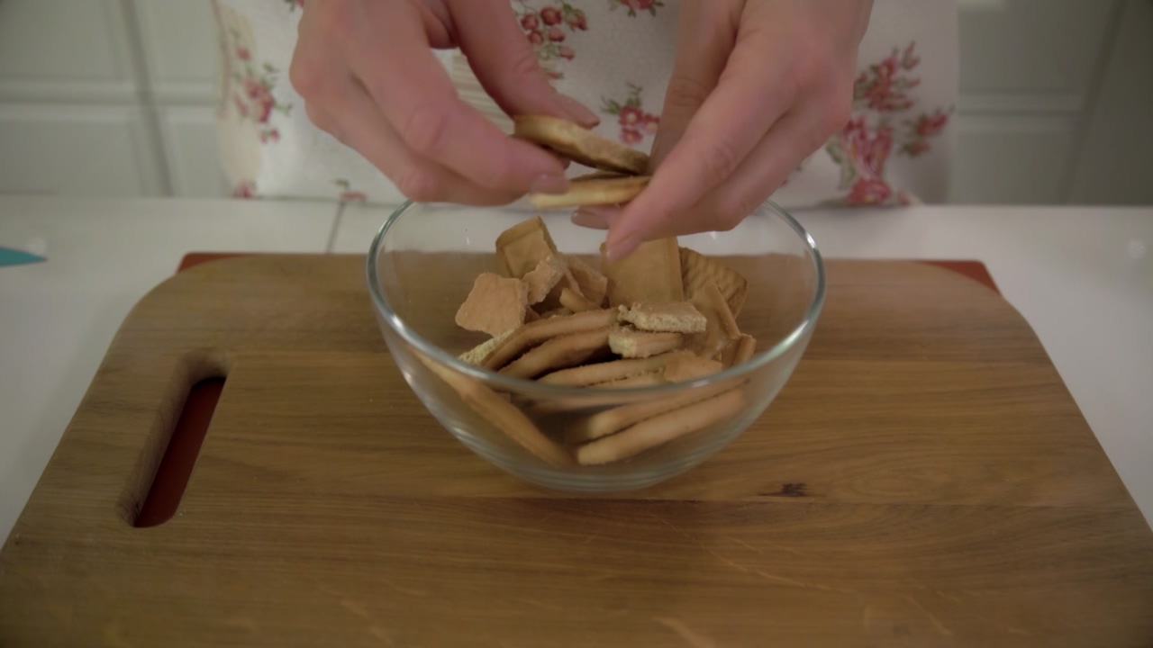 Ciasto salami czekoladowe z orzechami. Bez pieczenia