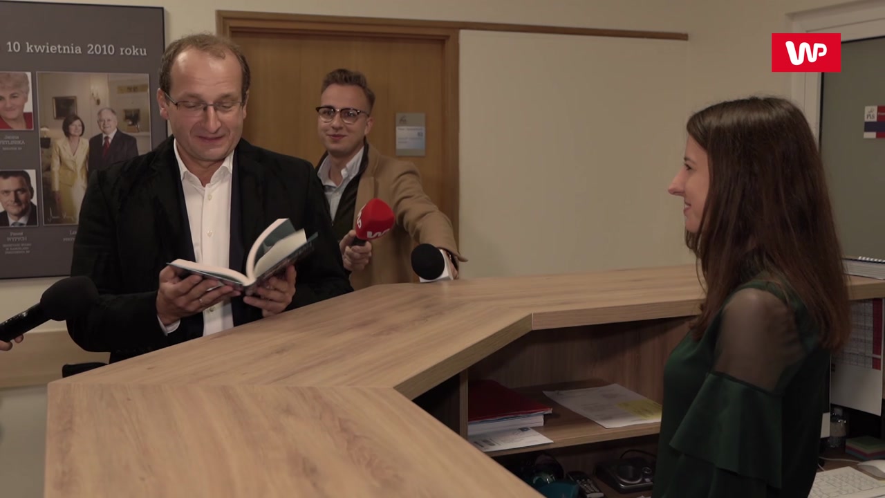 Rober Górski miał dla Jarosława Kaczyńskiego prezent. Przyszedł do biura PiS